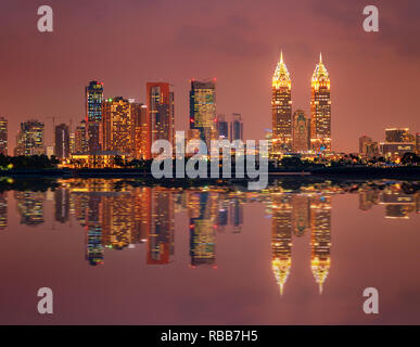 Schöne Skyline von Dubai Stadt bei Nacht in Vereinigte Arabische Emirate Stockfoto