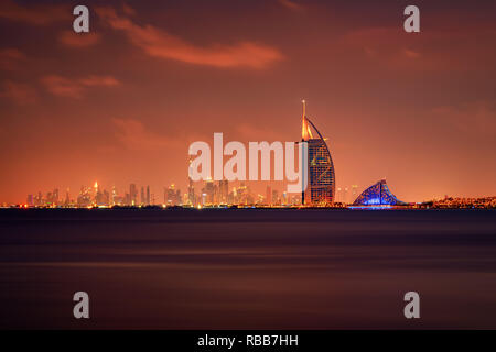 Burj Al Arab, Burj Khalifa in einem schönen Panoramablick auf die Skyline bei Nacht in Dubai, VAE Stockfoto