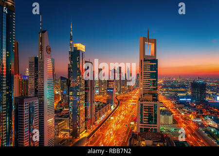 Schöne Dachterrasse mit Blick auf die Sheikh Zayed Road und Wolkenkratzer in Dubai, Vereinigte Arabische Emirate Stockfoto