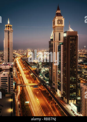 Schöne Dachterrasse mit Blick auf die Sheikh Zayed Road und Wolkenkratzer in Dubai, Vereinigte Arabische Emirate Stockfoto
