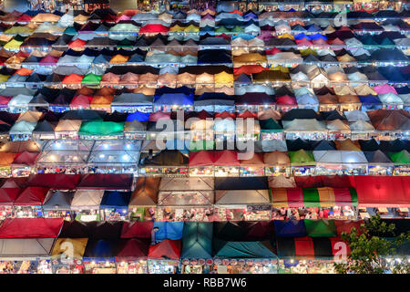 Bunte Stände in den Night Market in Bangkok, Thailand Stockfoto