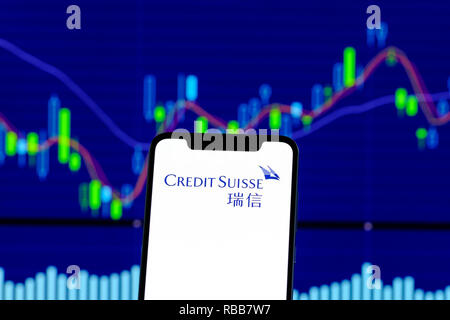 Credit Suisse Logo ist auf einem Smartphone über Stock chart Stockfoto