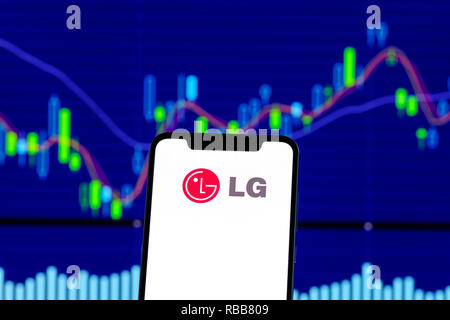 LG Logo ist auf einem Smartphone über Stock chart Stockfoto