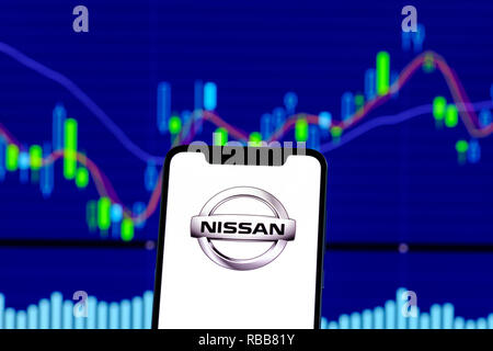 Nissan Logo auf einem Smartphone über Stock chart Stockfoto