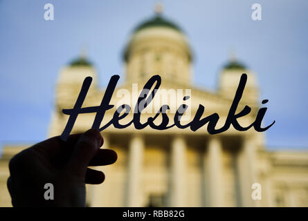 Wort HELSINKI in Hand mit unscharfen Kathedrale im Hintergrund Stockfoto