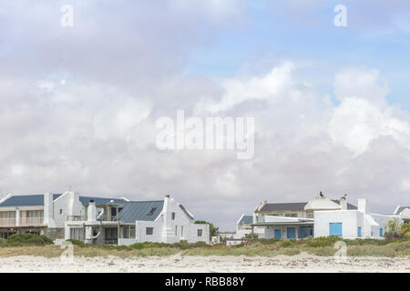 Ferienwohnungen auf dem heißen Sandstrand am Paternoster, Western Cape Südafrika - Bild Stockfoto