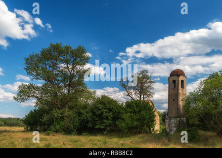 Verlassene Kirche in Bulgarien in Koprinka dam Stockfoto