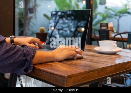 Mann mit Computer Maus Arbeiten am Laptop am Tisch im Café. Stockfoto