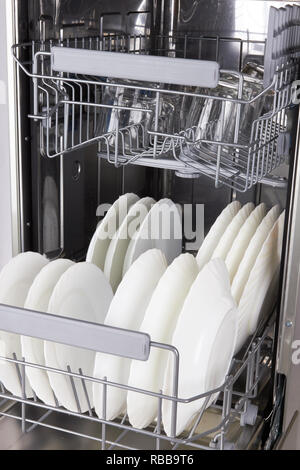 Spülmaschine auf weißem Hintergrund Stockfoto