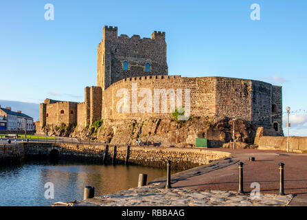 Mittelalterliche Burg in Carrickfergus in der Nähe von Belfast, Nordirland, Großbritannien, im Abendlicht Stockfoto