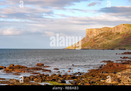 Berühmte Fair Kopf Klippe an der nördlichen Küste des County Antrim, Nordirland, Großbritannien. Abendlicht Stockfoto