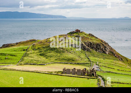 Torr Head Landspitze, felsigen Klippen und die Halbinsel mit den Ruinen der alten Festung in County Antrim, Nordirland, in der Nähe von Ballycastle. Weit Blick auf rathlin Island