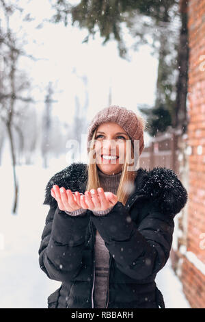 Fröhliche Frau mit Schnee. Stockfoto