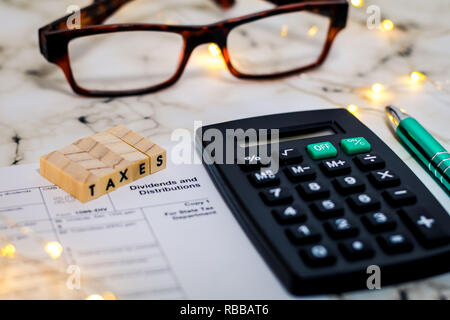 Steuern still life Business Finance Konzept, Steuerformular, mit Taschenrechner, Kugelschreiber flach DOF Stockfoto