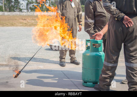 Training auf, wie man ein Feuer zu löschen, das Brennen einer Gas Tank Stockfoto