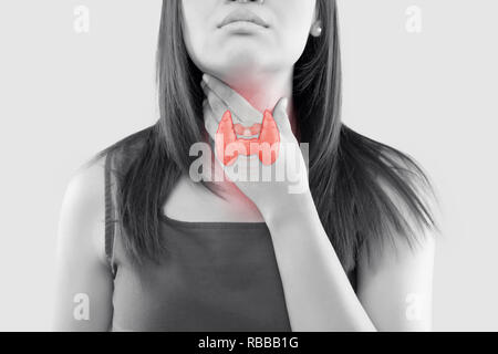 Die Abbildung der Schilddrüse ist auf die Frau, die Kehle, die menschliche Schilddrüse steuern. Halsschmerzen eines Volkes gegen einen grauen Hintergrund. Das Konzept der Stockfoto