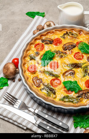 Gebackene Hausgemachte Quiche Torte backen Form in Keramik Stockfoto