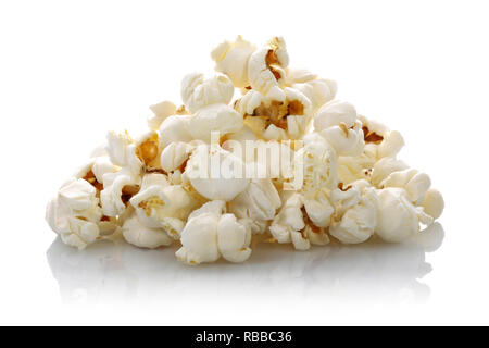 Haufen Popcorn auf weißem Hintergrund Stockfoto