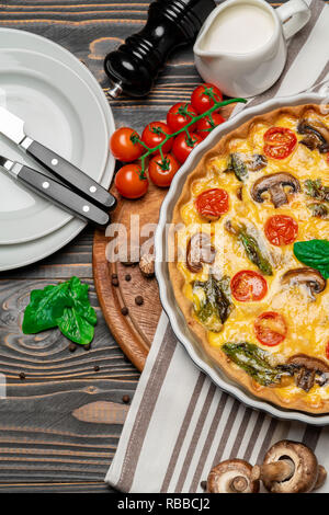 Gebackene Hausgemachte Quiche Torte backen Form in Keramik Stockfoto