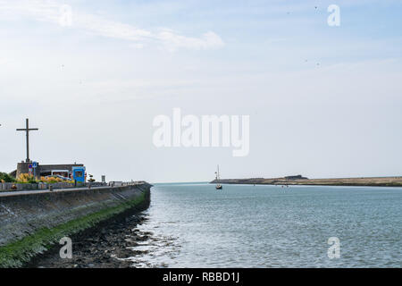 Grand-Fort-Philippe, Frankreich - Juli 18,2017: Mündung der L'Aa Fluss zum Meer, Ansicht von Grand-Fort-Philippe. Stockfoto