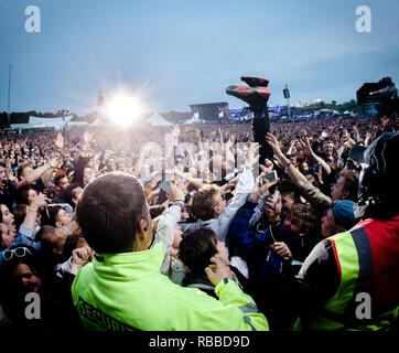 Die elektronische Musik Projekt Major Lazer führt ein Live Konzert bei den Danish Music festival Tinderbox Festival 2015 in Odense. Hier Walshy Feuer ist Crowd surfen. Dänemark, 26/06 2015. Mit Ausnahme von Dänemark. Stockfoto