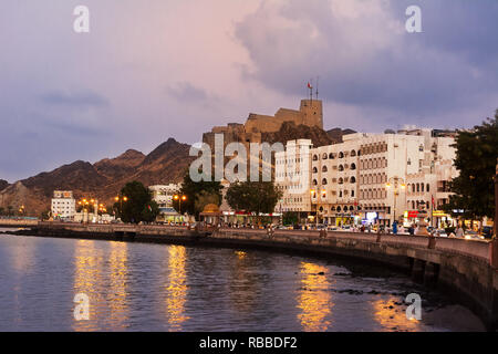 Muscat, Oman - 31. Oktober 2018: Mutrah Fort und die Corniche in Muscat bei Sonnenuntergang Stockfoto