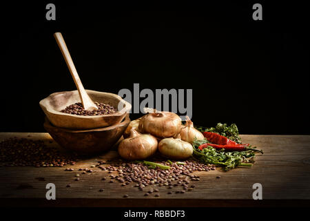 Roh Linsen mit Zwiebeln und Peperoni auf Holztisch - Nahaufnahme Stockfoto