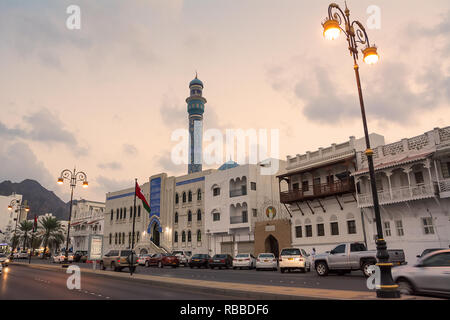 Muscat, Oman - 31. Oktober 2018: Masjid al-Rasool al-A'tham Moschee an der Küste von der Corniche von Mutrah in Muscat (Oman) bei Sonnenuntergang Stockfoto