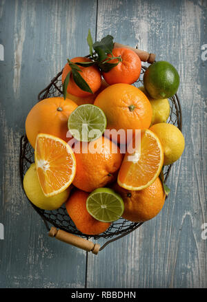 Haufen verschiedene Zitrusfrüchte, Obst, die reich an Vitamin C und Antioxidantien - Nahaufnahme Stockfoto