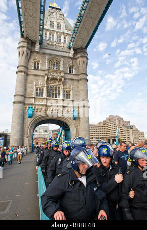 Polizei kreuz Tower Bridge in London am 3. September 2011, als sie Beobachten eines English Defence League Protest halten. Stockfoto