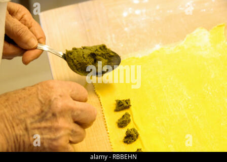 Vorbereitung eines typischen Langhe: Pasta Agnolotti Stockfoto