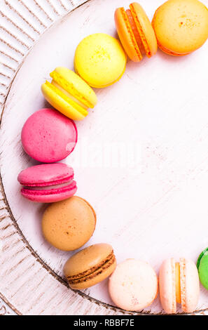 Macarons auf weißem Hintergrund Stockfoto