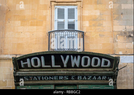 Traditionelle shop Front in Valletta Malta, Hollywood Stationers & Bazaar. Stockfoto