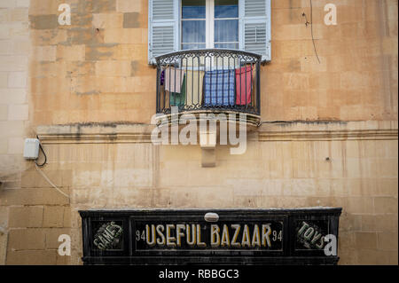 Traditionelle shop Front in Valletta Malta, nützliche Basar. Stockfoto