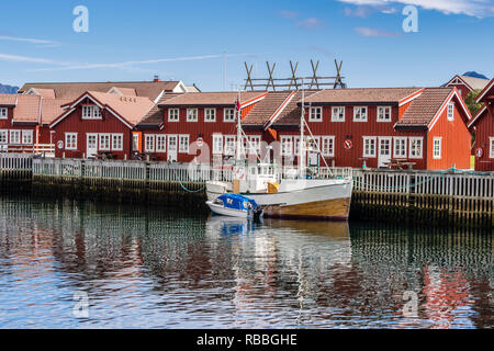 Typisch roten Holzhäuser am Hafen, 'Rorbuer', Leknes, Lofoten, Norwegen Stockfoto