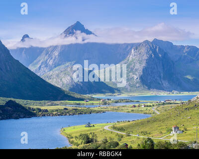 Nappskaret, Blick über Storvatn nach Westen, Straße E 10 westlich von und Nappstraumen, Insel Flakstadöya, Lofoten, Norwegen Stockfoto