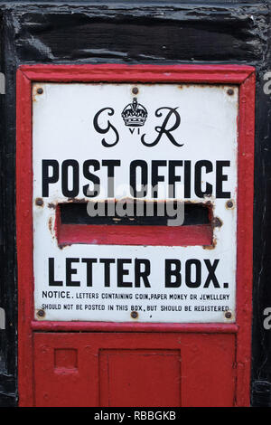 Eine alte rote Post Box in die Wand eingelassen Stockfoto