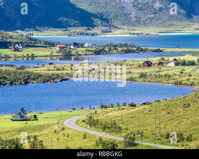 Nappskaret, Straße Napp-Vareid, Blick über Storvatn nach Westen, Straße E 10 westlich von und Nappstraumen, Insel Flakstadöya, Lofoten, Norwegen Stockfoto