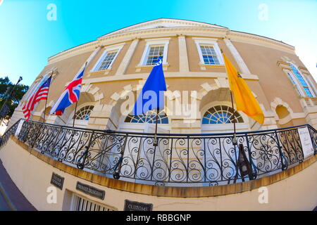 Kolonialzeit Exchange Gebäude bei Charleston war eine britische Kolonie mit Fahnen, flog über das Gebäude wie die Zeit fortgeschritten Stockfoto