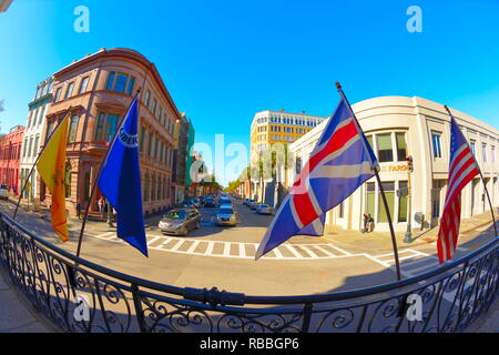 Kolonialzeit Exchange Gebäude bei Charleston war eine britische Kolonie mit Fahnen, flog über das Gebäude wie die Zeit fortgeschritten Stockfoto