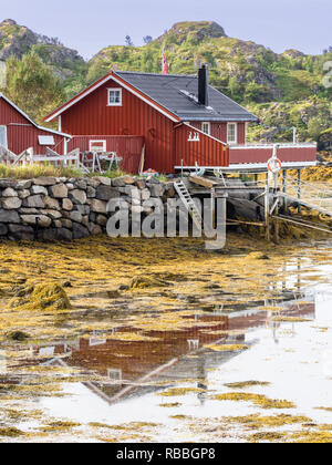 Reflexion eines typischen roten norwegion Haus im Meer, das Dorf Steine in der Nähe von Stamsund, Insel Vestvagöy, Lofoten, Norwegen Stockfoto