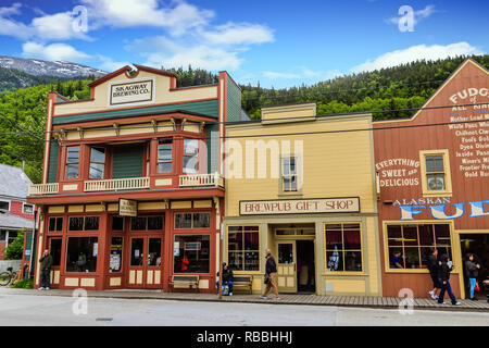 SKAGWAY, Alaska - Juni 1, 2016: Skagway ist eine Stadt in Alaska mit einem vollen Zeit Bevölkerung von etwa 1.000 Menschen. Während des Sommers, Kreuzfahrtschiffe brin Stockfoto