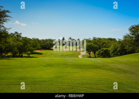 Malerischer Golfplatz im Kihei Distrikt von Maui, Hawaii-Inseln, mit Blick auf Mt. Haleakala Stockfoto