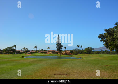 Malerischer Golfplatz im Kihei Distrikt von Maui, Hawaii-Inseln, mit Blick auf Mt. Haleakala Stockfoto