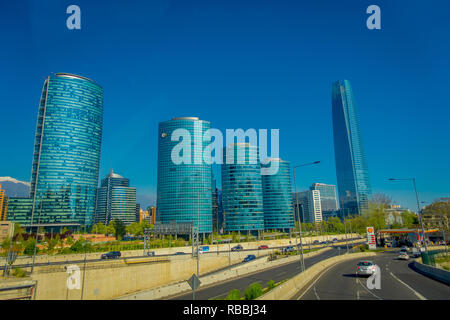 SANTIAGO, CHILE - 16. OKTOBER 2018: Panoramablick auf Providencia und Las Condes Bezirke mit Costanera Center Wolkenkratzer, Titan Tower und Los Andes Mountain Range, Santiago de Chile Stockfoto