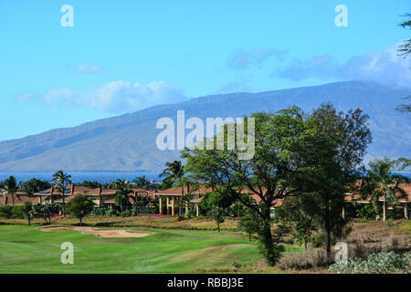 Malerischer Golfplatz im Kihei Distrikt von Maui, Hawaii-Inseln, mit Blick auf Mt. Haleakala Stockfoto