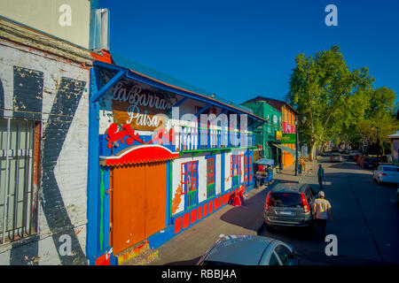 SANTIAGO, CHILE - 13. SEPTEMBER 2018: Im freien Blick auf die bunten Häuser in Santiago city street, Chile Stockfoto