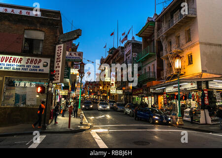 SAN FRANCISCO, USA - 22. FEBRUAR 2017: San Franciscos Chinatown ist eines der größten Chinatowns in Nordamerika. Es ist auch die älteste Chinatown in den USA Stockfoto