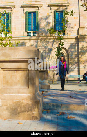 Kaukasische Weibliche Model posiert für Bilder bei den Touristen Reiseziel Barcelona, Spanien. Barcelona ist als künstlerische Stadt im Osten bekannt. Stockfoto