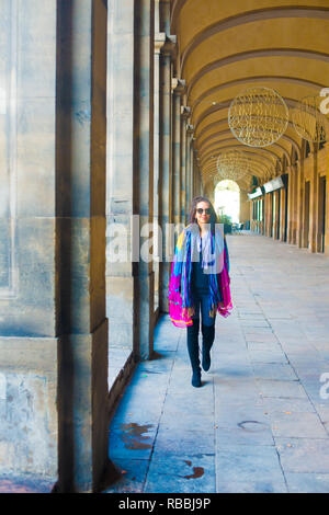 Kaukasische Weibliche Model posiert für Bilder bei den Touristen Reiseziel Barcelona, Spanien. Barcelona ist als künstlerische Stadt im Osten bekannt. Stockfoto